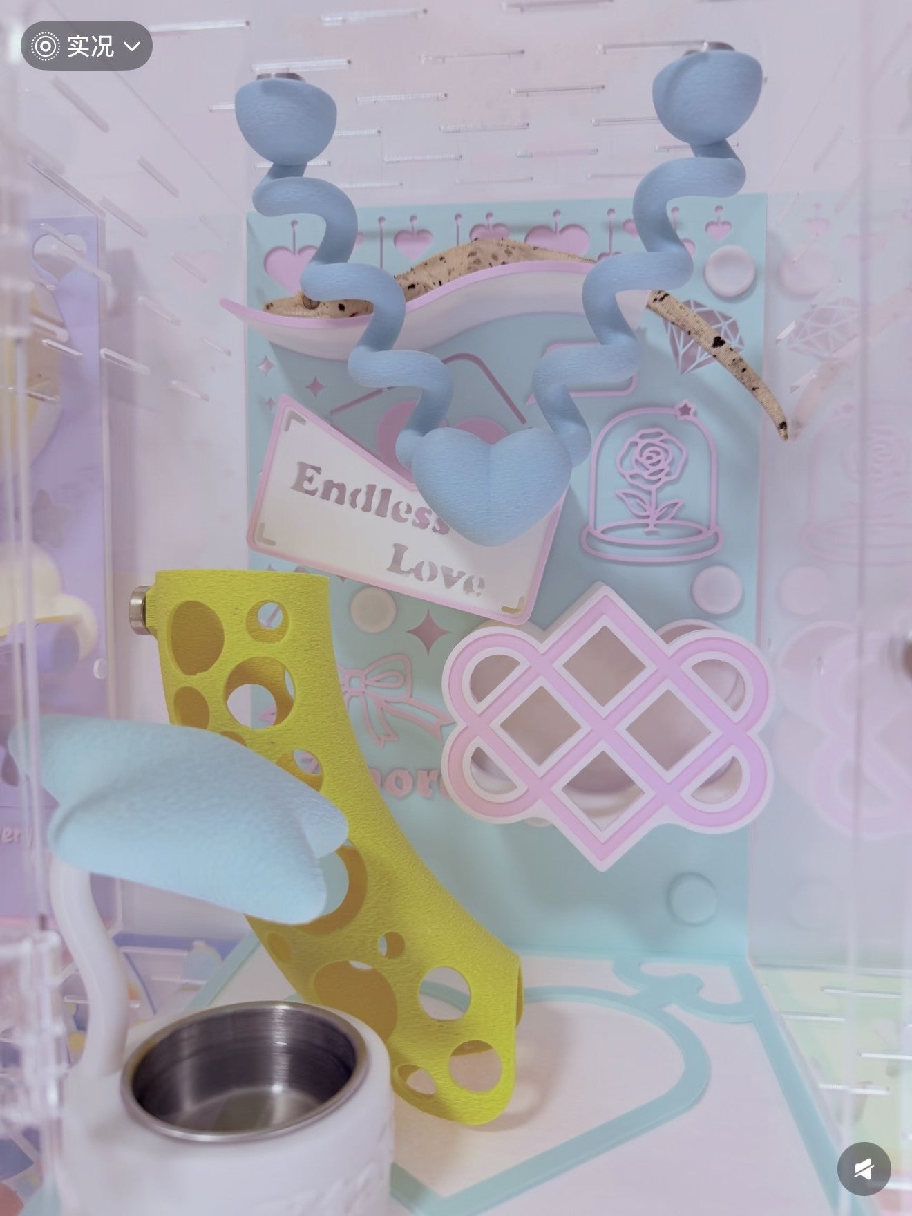 Pastel enclosure arrangement