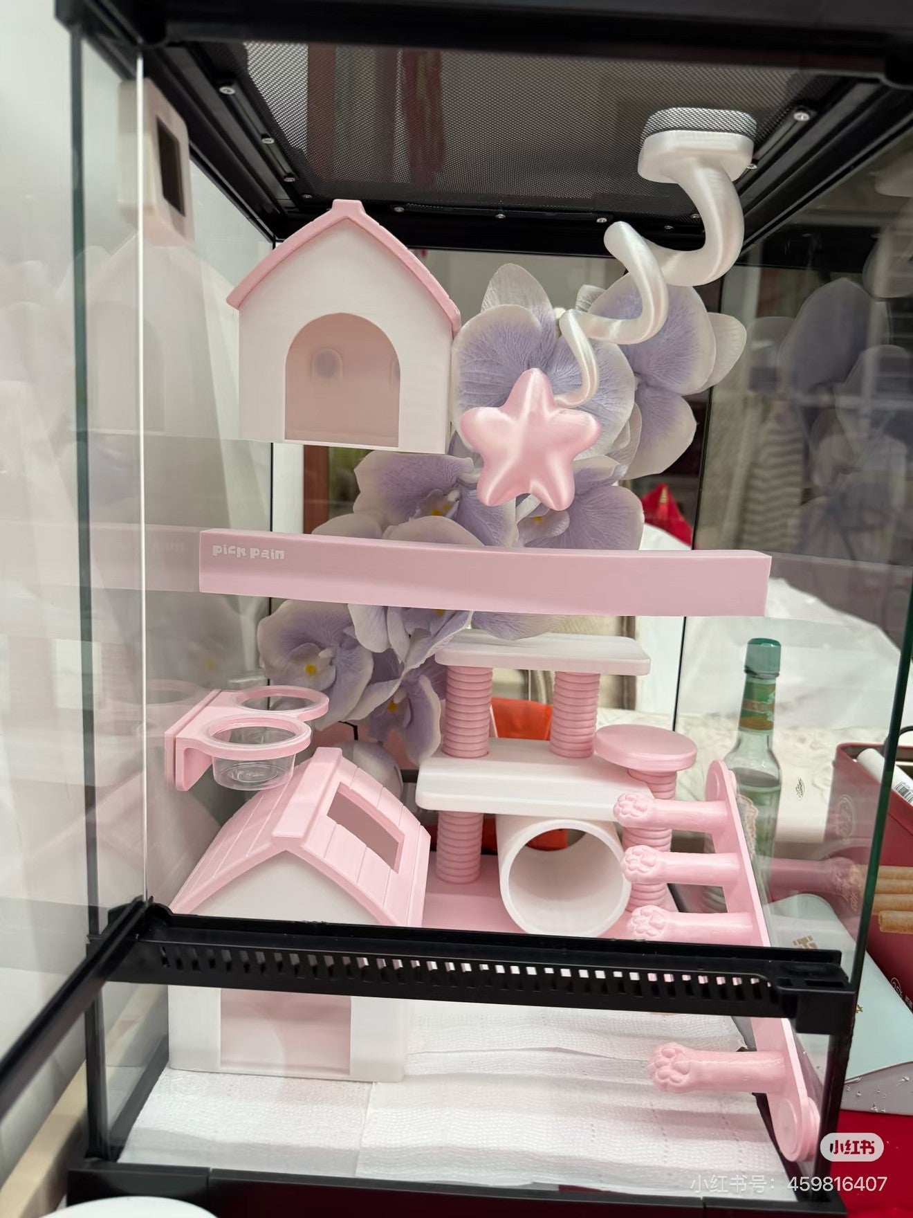 Pink enclosure arrangement