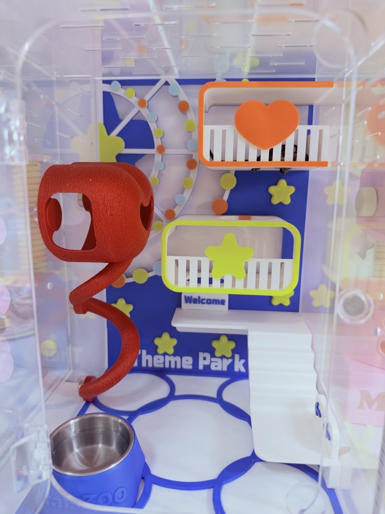 Theme-park enclosure arrangement